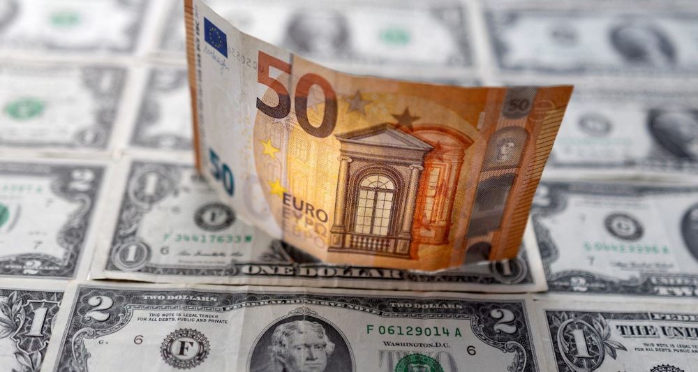 Renie historike, Euro barazohet per here te pare me Dollarin